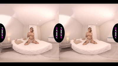 PORNBCN VR Дарослая іспанская мажная жанчына мастурбуе і смокча ваш член у POV, пакуль паліць і дрыгае нагамі